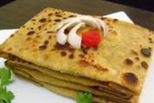 Famous Indian Simple Recipes | Mughlai Paratha (Traditional Bengali Street Food & Breakfast)